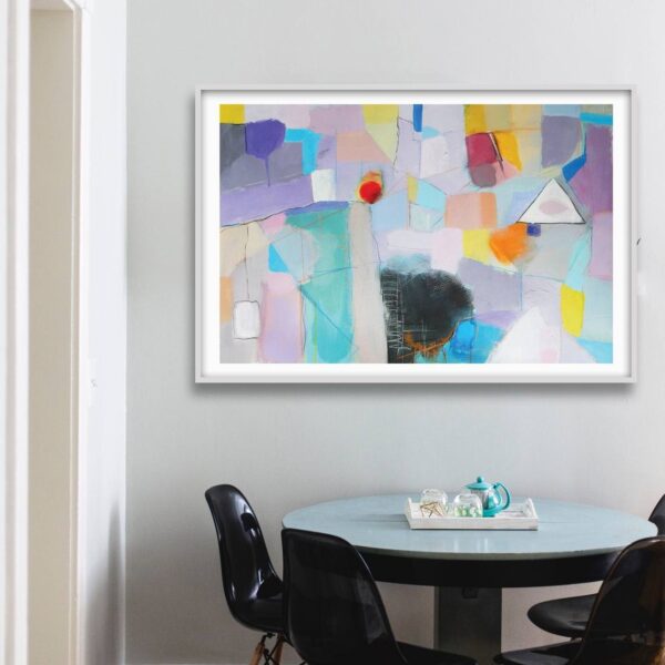 Apstraktna grafika u dnevnoj sobi iznad stola