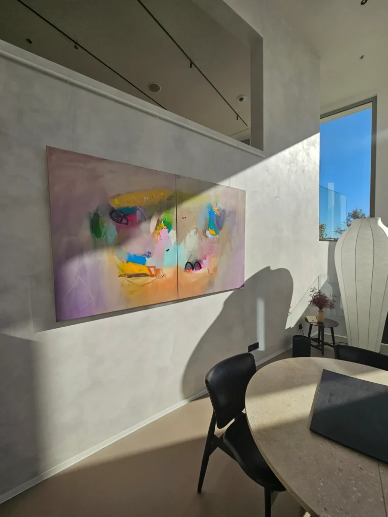 apstraktne slike u interijeru modernog hotela ambasador split