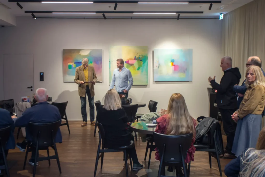 izložba modernih slika publika