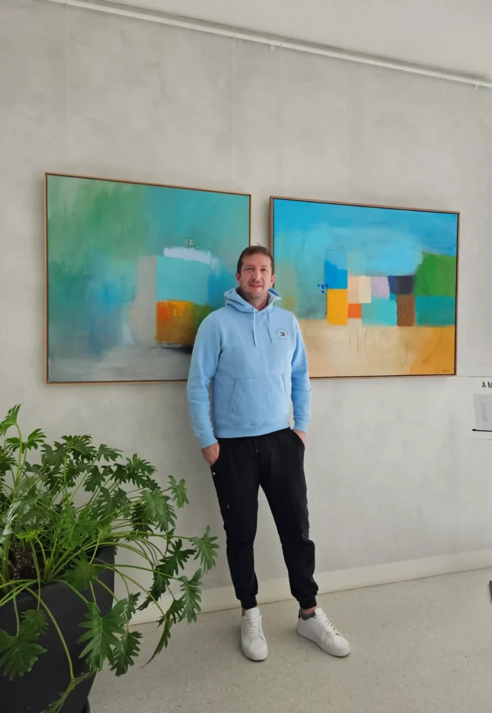 ranko ajdinovic ispred svojih radova galerija u ambasadoru