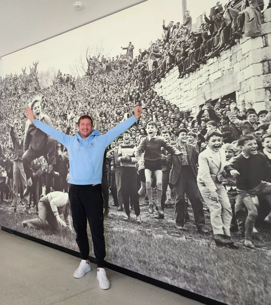 umjetnik ranko ajdinovic ispred svojih radova galerija