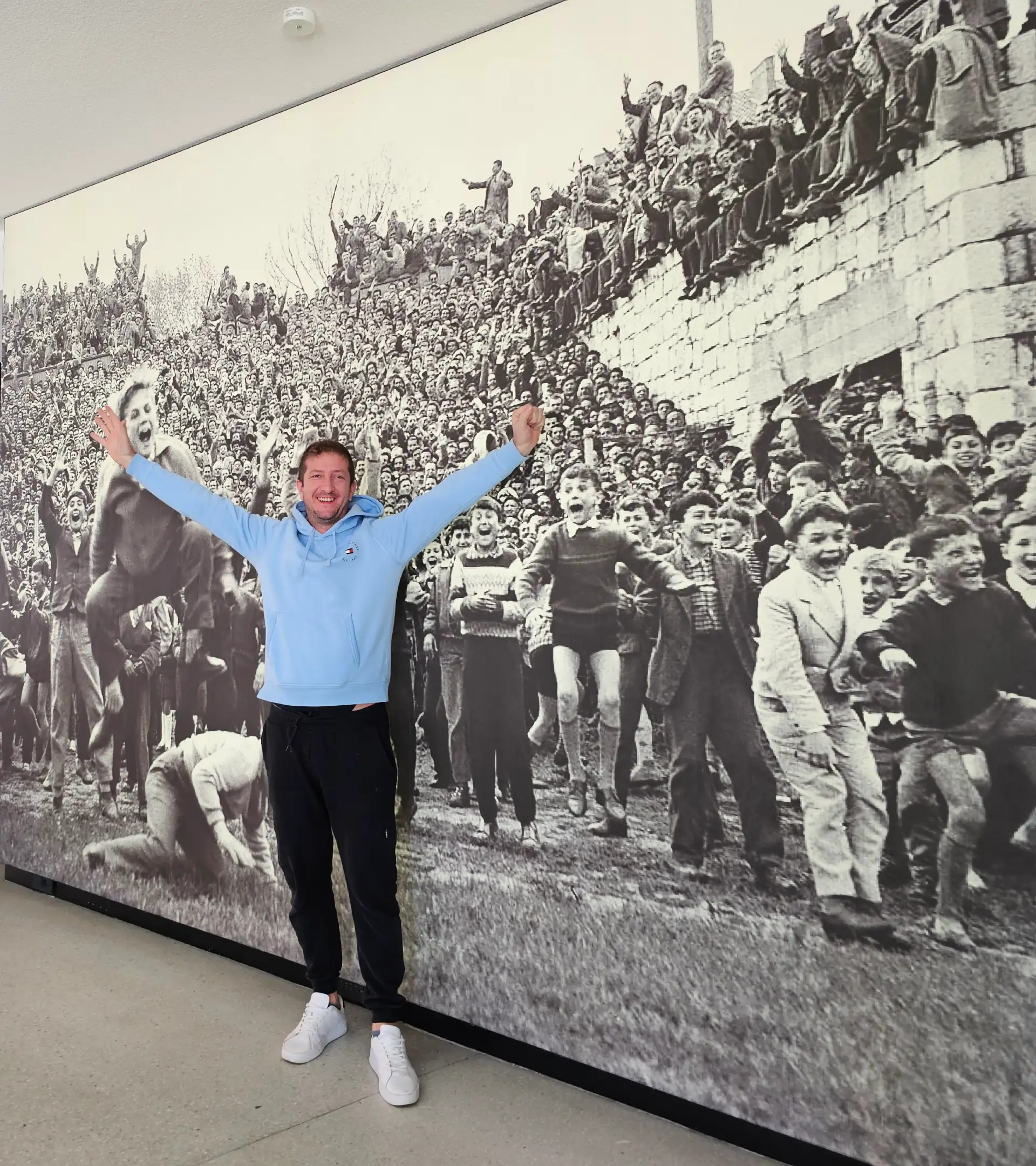 umjetnik ranko ajdinovic ispred svojih radova galerija